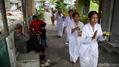 Umat Hindu melaksanakan rangkaian upacara Melasti di Pura Segara, Jakarta, Minggu (3/3/2024).
