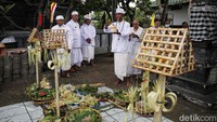 Upacara Melasti merupakan salah satu rangkaian dari Hari Raya Nyepi Tahun Baru Saka 1946 yang tahun ini jatuh pada Senin, 11 Maret 2024. 