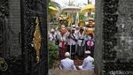 Khidmat Upacara Melasti di Pesisir Jakarta