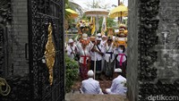 Meski dihelat secara sederhana, pelaksanaan upacara yang merupakan rangkaian dari perayaan Hari Suci Nyepi umat Hindu ini tetap berlangsung khidmat.