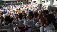 Umat Hindu melaksanakan rangkaian upacara Melasti di Pura Segara, Jakarta, Minggu (3/3/2024). 