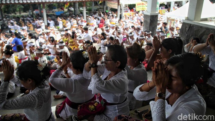 Khidmat Upacara Melasti di Pesisir Jakarta Umat Hindu melaksanakan rangkaian upacara Melasti di Pura Segara, Jakarta, Minggu (3/3/2024).