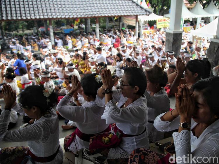Khidmat Upacara Melasti di Pesisir Jakarta