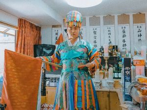Mirip Film Exhuma, Ini Kisah Dukun Milenial Korea yang Jadi Perantara Leluhur