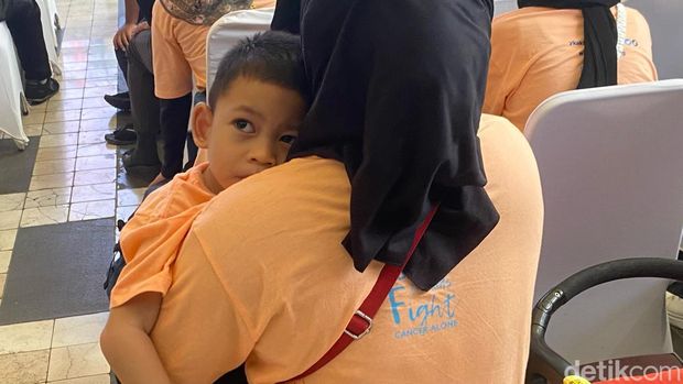 Kisah Bocah Pengidap Tumor Hati, Meski Sakit Tetap Harus Happy Satria (3), merupakan anak berkebutuhan khusus pengidap tumor hati, cerebral palsy (kelumpuhan otak). Bocah asal Yogyakarta ini didiagnosis terkena kanker hati pada tahun 2021, saat ia berusia 2 bulan.