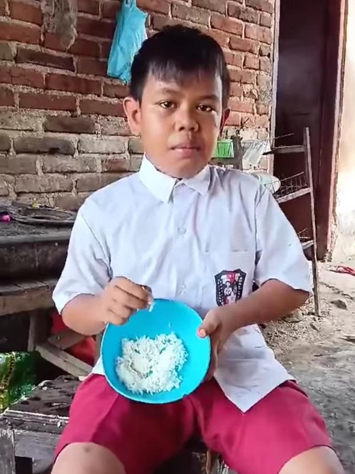 Tangkapan layar I Komang Nara makan nasi tanpa lauk yang videonya viral.