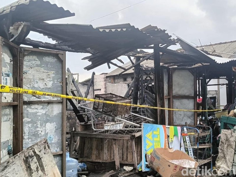 Kondisi setelah kebakaran 29 kamar kos dengan bangunan semi permanen dan tiga warung di Jalan Sekar Sari Nomor 3, Kesiman Kertalangu Denpasar, Bali, Minggu (3/3/2024). (Ni Made Lastri Karsiani Putri-detikBali)