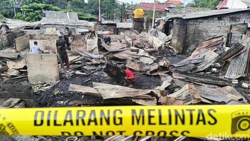 Kondisi setelah kebakaran 29 kamar kos dengan bangunan semi permanen dan tiga warung di Jalan Sekar Sari Nomor 3, Kesiman Kertalangu Denpasar, Bali, Minggu (3/3/2024). (Ni Made Lastri Karsiani Putri-detikBali)