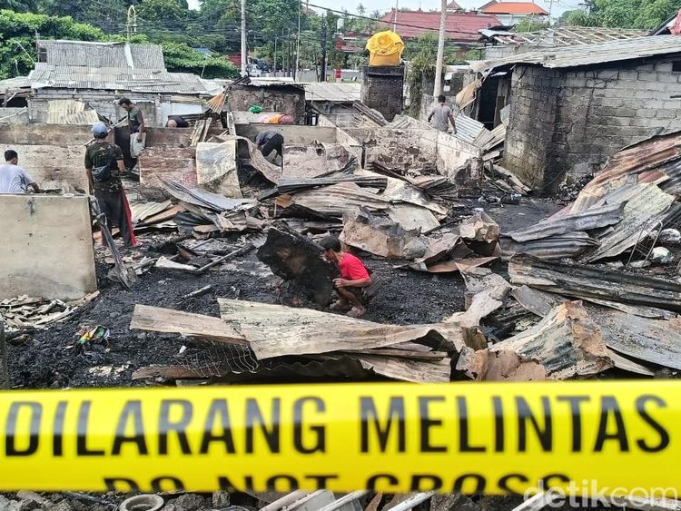 Potret Kebakaran Puluhan Kamar Kos di Denpasar