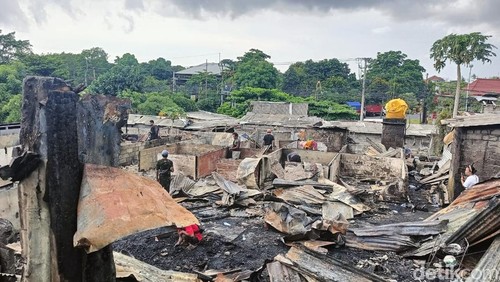 Kondisi setelah kebakaran 29 kamar kos dengan bangunan semi permanen dan tiga warung di Jalan Sekar Sari Nomor 3, Kesiman Kertalangu Denpasar, Bali, Minggu (3/3/2024). (Ni Made Lastri Karsiani Putri-detikBali)