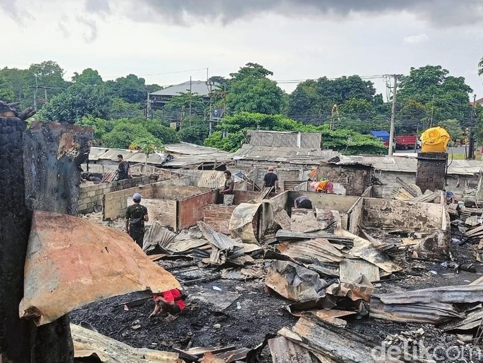 Kondisi setelah kebakaran 29 kamar kos dengan bangunan semi permanen dan tiga warung di Jalan Sekar Sari Nomor 3, Kesiman Kertalangu Denpasar, Bali, Minggu (3/3/2024). (Ni Made Lastri Karsiani Putri-detikBali)