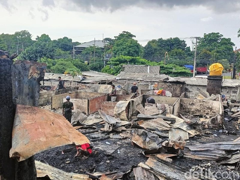 Kondisi setelah kebakaran 29 kamar kos dengan bangunan semi permanen dan tiga warung di Jalan Sekar Sari Nomor 3, Kesiman Kertalangu Denpasar, Bali, Minggu (3/3/2024). (Ni Made Lastri Karsiani Putri-detikBali)