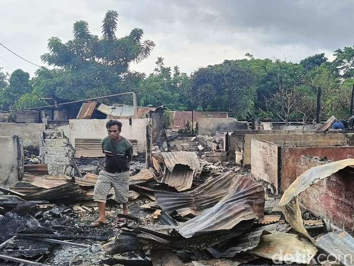 Kondisi setelah kebakaran 29 kamar kos dengan bangunan semi permanen dan tiga warung di Jalan Sekar Sari Nomor 3, Kesiman Kertalangu Denpasar, Bali, Minggu (3/3/2024). (Ni Made Lastri Karsiani Putri-detikBali)