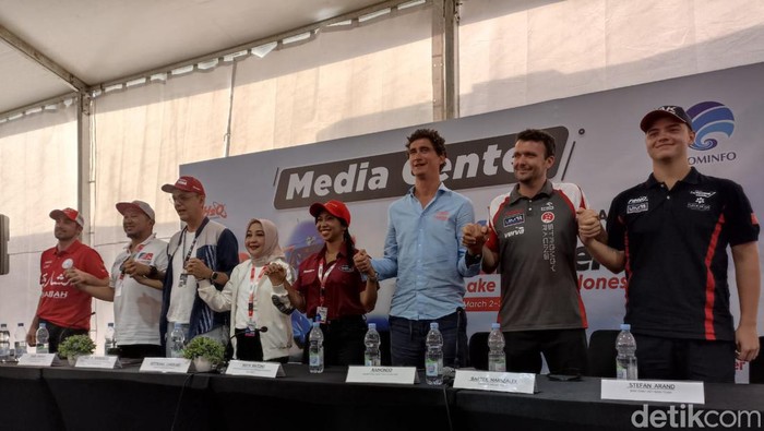 Konferensi pers para pembalap F1 H2O di Danau Toba. (Goklas Wisely/detikSumut)