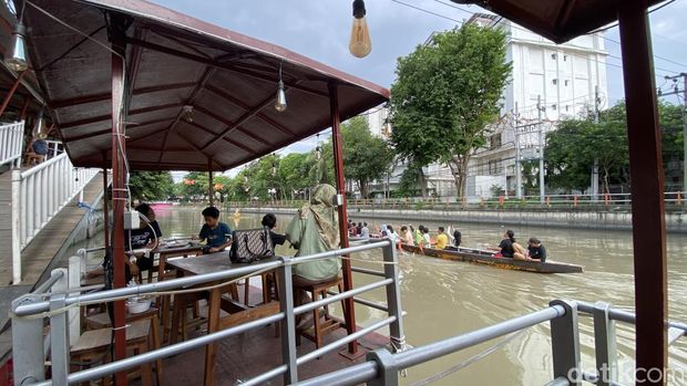 Kuliner Apung di Sungai Kalimas Surabaya.