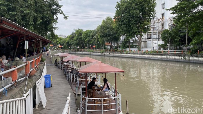 Kuliner Apung di Sungai Kalimas Surabaya.