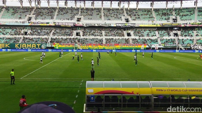 Laga Persebaya vs PSS Sleman