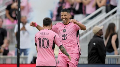 Messi dan Suarez Mengejar Gonzalo Higuain