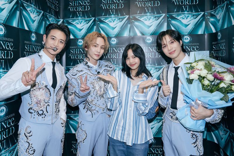 Lisa BLACKPINK berfoto bersama personel SHINee di konser Singapura