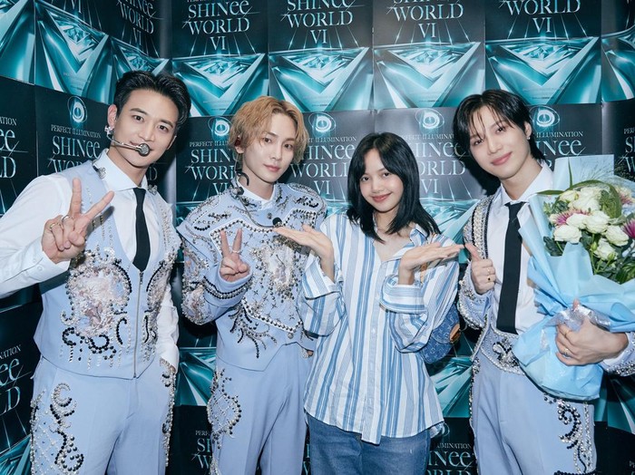 Lisa BLACKPINK berfoto bersama personel SHINee di konser Singapura