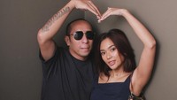 Marion Jola dan Dennis Talakua menebar kemesraan di media sosial. Foto: instagram Marion Jola
