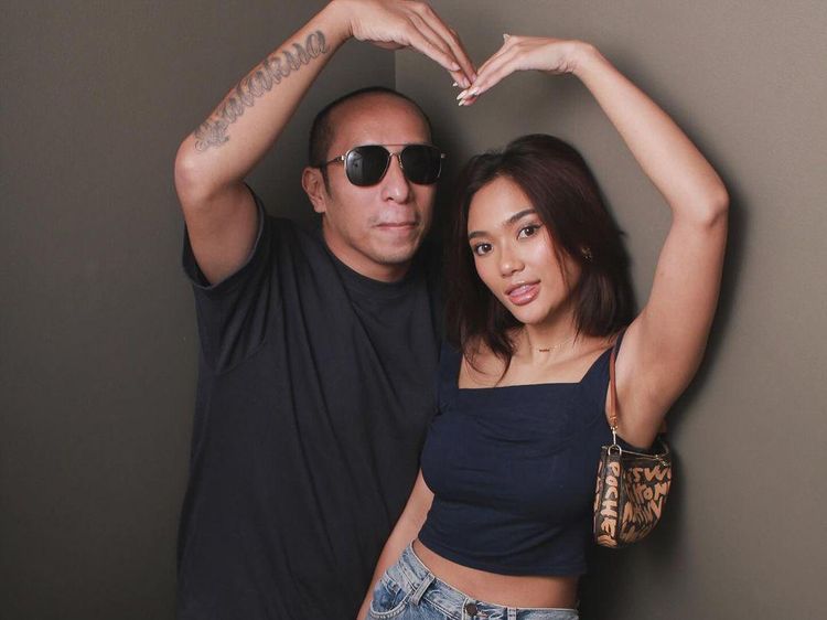 Jomblo Jangan Iri! 7 Potret Kemesraan Marion Jola dengan Dennis Talakua