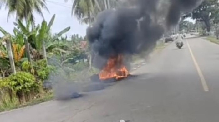 Massa memblokade jalan dengan bakar ban menuntut KPU Muratara mengesahkan pleno.