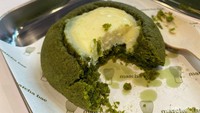 Matcha Bae juga memiliki beragam varian dessert. Sayangnya, Matcha Basque Burnt incaran kami sudah habis terjual. Jadi, kami mencoba Matcha Cream Cheese Cookie (Rp 35.000). Foto: detikFood/Yenny Mustika Sari