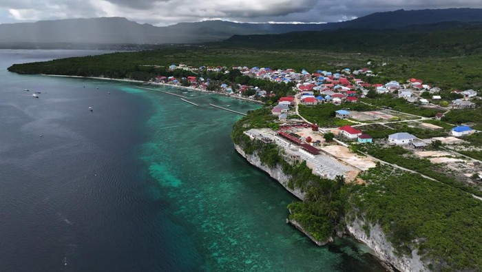 Foto udara lokasi wisata Waburi Park di Kecamatan Lapandewa, Buton Selatan, Sulawesi Tenggara, Sabtu (2/3/2024). Objek wisata yang dikelolah dengan menggunakan dana desa tersebut banyak dikunjungi wisatawan baik dalam maupun luar negeri karena menyajikan panorama pantai yang dapat dinikmati dari ketinggian puluhan meter. ANTARA FOTO/Jojon/YU