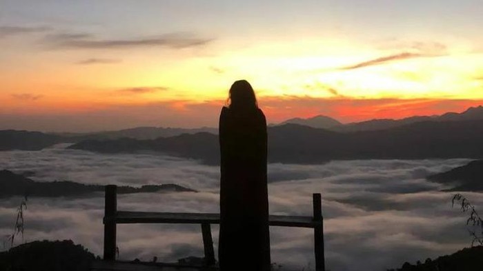 Menikmati keindahan sunrise  dipadukan hamparan awan tebal dari Bukit Golo Leleng di Kampung Purek, Kecamatan Ndoso, Manggarai Barat, NTT. (Dok. Vergiliani Paini)