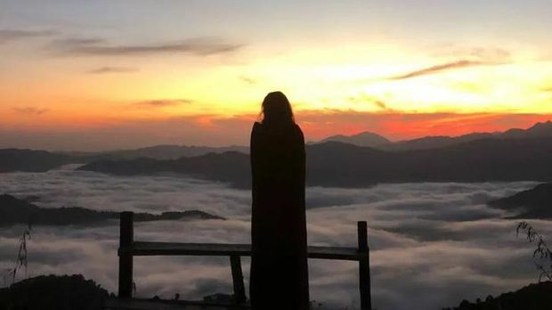 Menikmati keindahan sunrise  dipadukan hamparan awan tebal dari Bukit Golo Leleng di Kampung Purek, Kecamatan Ndoso, Manggarai Barat, NTT. (Dok. Vergiliani Paini)