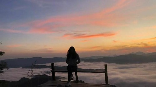 Menikmati keindahan sunrise  dipadukan hamparan awan tebal dari Bukit Golo Leleng di Kampung Purek, Kecamatan Ndoso, Manggarai Barat, NTT. (Dok. Vergiliani Paini)