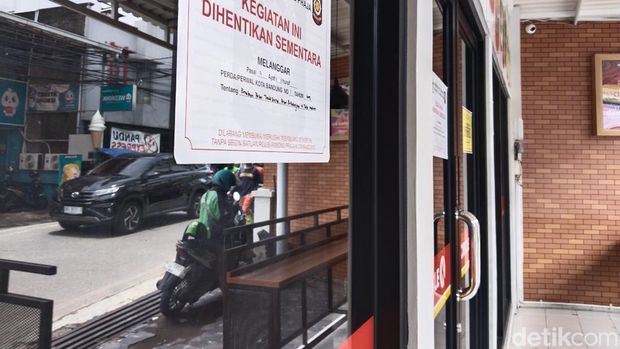 Minimarket di depan Ponpes Aa Gym disegel karena melanggar Perda.