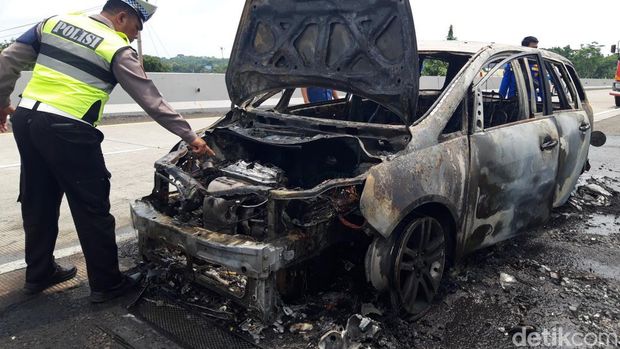 Mobil MPV terbakar di jalan tol Boyolali, Minggu (3/3/2024).