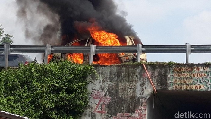 Mobil MPV terbakar di jalan tol Boyolali, Minggu (3/3/2024).