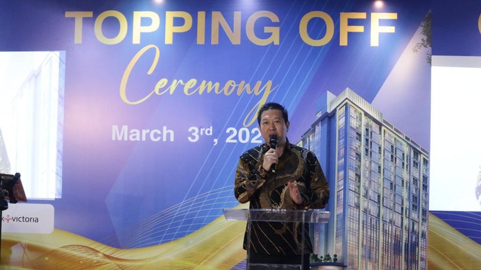 Momen Topping Off Apartemen B Residence Grogol Sejak memulai proses konstruksi pada Januari 2022, pembangunan Apartemen B Residence Grogol saat ini mulai memasuki fase topping off. Alhasil, impian para penghuni untuk segera menempati hunian eksklusif di tengah kota Jakarta Barat akan segera terwujud. B Residence Group selaku pengembang apartemen ini berkomitmen seluruh proses pembangunan akan rampung di awal tahun depan, yang disusul dengan serah terima unit kepada para penghuni.