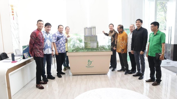 Sejak memulai proses konstruksi pada Januari 2022, pembangunan Apartemen B Residence Grogol saat ini mulai memasuki fase topping off. Alhasil, impian para penghuni untuk segera menempati hunian eksklusif di tengah kota Jakarta Barat akan segera terwujud. B Residence Group selaku pengembang apartemen ini berkomitmen seluruh proses pembangunan akan rampung di awal tahun depan, yang disusul dengan serah terima unit kepada para penghuni.