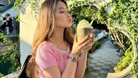Natasha Wilona menyukai racikan minuman segar. Apalagi mencoba minuman baru dengan warna yang menarik perhatiannya. Foto: Instagram/natashawilona12