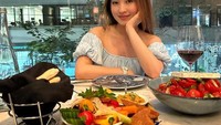 Ketika waktu makan malam tiba ia akan segera mencari restoran enak. Salad yang segar dipesan sebagai menu pembuka pada malam yang spesial. Foto: Instagram/natashawilona12