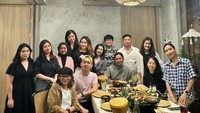 Di tengah kesibukannya ia selalu menyempatkan diri dengan kerabat terdekatnya. Makan malam bersama menjadi agenda untuk merekatkan silaturahmi. Foto: Instagram/natashawilona12