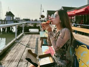 Gaya Cantik Natasha Wilona Saat Kulineran Keliling Dunia
