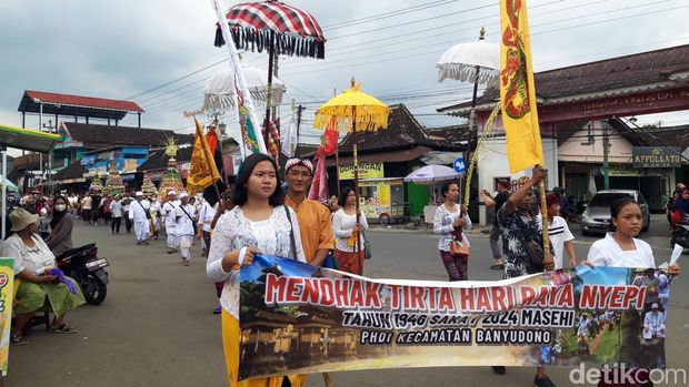 Umat Hindu di Boyolali gelar upacara Melasti atau Mendak Tirta Minggu (3/3/2024).