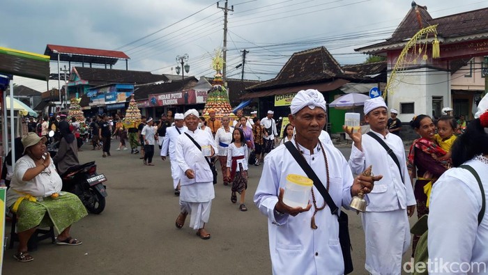 Umat Hindu di Boyolali gelar upacara Melasti atau Mendak Tirta Minggu (3/3/2024).