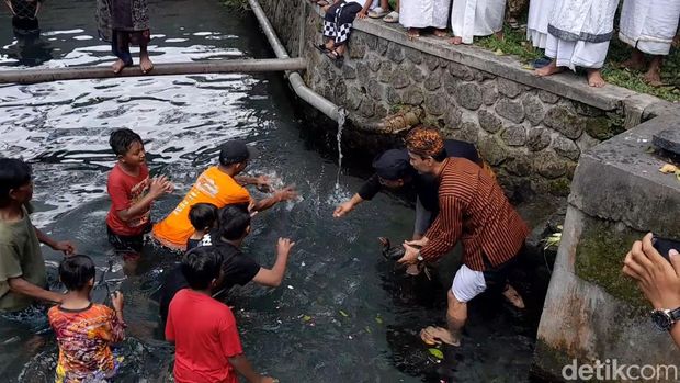 Salah satu rangkaian upacara Melasti yang dilakukan umat Hindu di Umbul Geneng, Klaten, Minggu (3/3/2024).