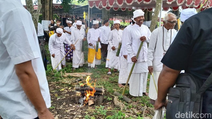 Salah satu rangkaian upacara Melasti yang dilakukan umat Hindu di Umbul Geneng, Klaten, Minggu (3/3/2024).