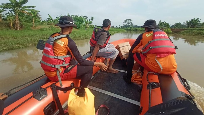 Tim SAR gabungan melakukan penyisiran untuk mencari lansia yang dilaporkan hilan dan diduga tenggelam di sungai irigasi Desa Margasari, Kecamatan Sidareja, Kabupaten Cilacap, Minggu (3/3/2024).