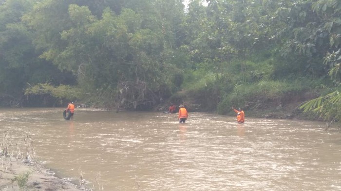 Tim SAR gabungan berupaya mencari korban dengan menyusuri alur sungai, tempat korban diduga hanyut di Boyolali pada Minggu (3/3/2024).