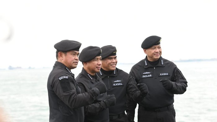 Panglima TNI Jenderal TNI Agus Subiyanto dan menerima brevet Hiu Kencana. (Dok Kabidpenum Puspen TNI)