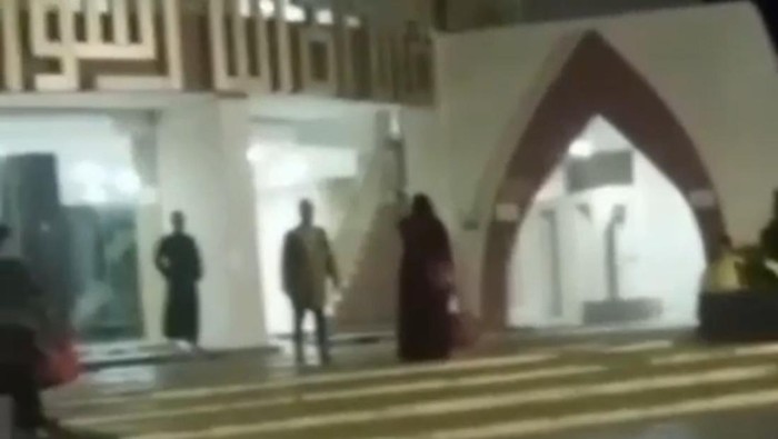 Heboh di media sosial jemaah perempuan dan pria tetlibat adu mulut di Masjid Terapung BJ Habibie Kota Parepare, Sulawesi Selatan (Sulsel).