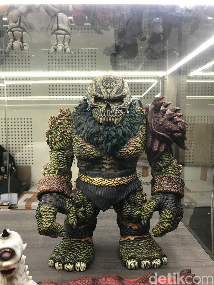Patung Kaiju Killer di Jakarta Toys and Comic Fair 2024 Patung Kaiju Killer di Jakarta Toys and Comic Fair 2024